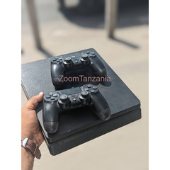 PLAYSTATIO 4 SLIM