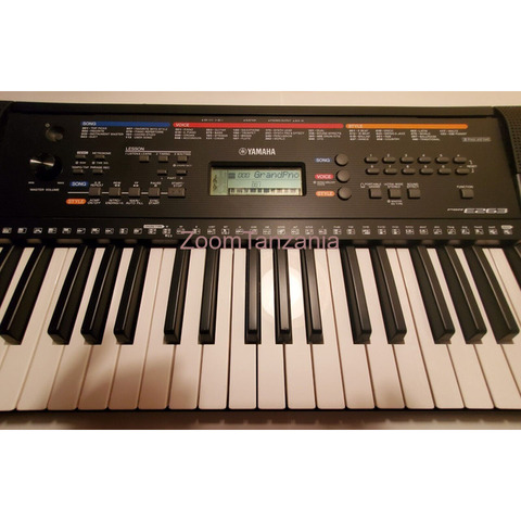 Yamaha PSR-E263 61-Key Digital Keyboard Very Clean - 1/4