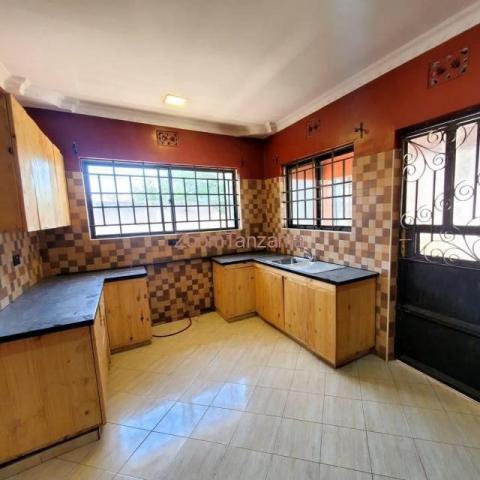 4BEDROOM HOUSE FOR RENT IN NJIRO-ARUSHA-TANZANIA - 3/4
