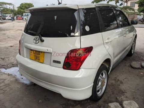 Toyota Ist - 2/5