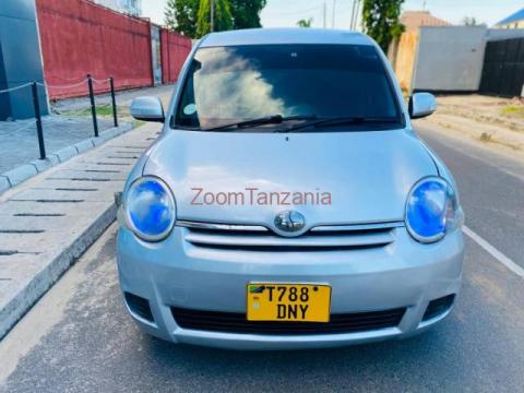 Toyota Sienta - 3/4