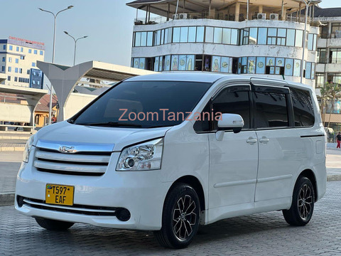 Toyota Noah New model - 1/6