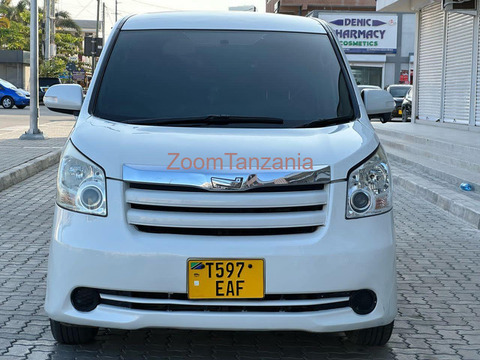 Toyota Noah New model - 3/6