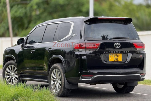 Toyota Landcruiser V8 - 1/6