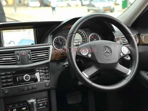 Mercedez benz. E CLASS.  2011 - 2/6