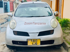 Nissan march.       2004