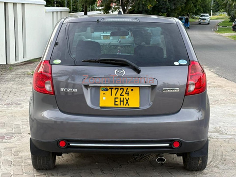 Mazda Verisa - 4/6