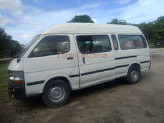 Hiace.         2004