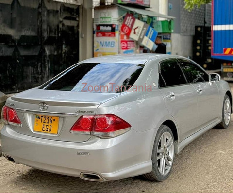 Toyota Crown Athlete new model - 3/6