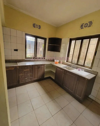 3BEDROOM WITH STAFF HOUSE FOR RENT IN SAKINA-ARUSHA - 5/6