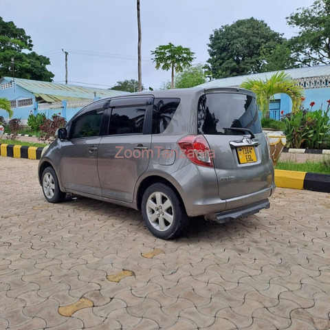 Toyota Ractis - 6/6