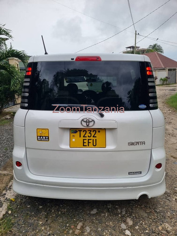 Toyota Sienta - 4/5