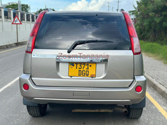 X trail.        2005