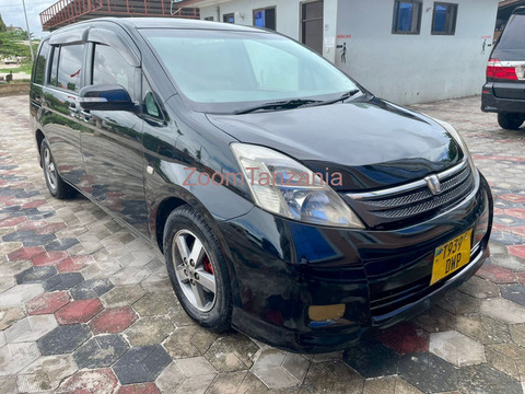 Toyota isis.      2006 - 1/6