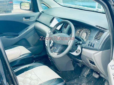 Toyota isis.      2006 - 4/6