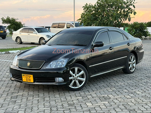 Crown Athlete gari nzuri:ml 16,800,000/= - 3/4