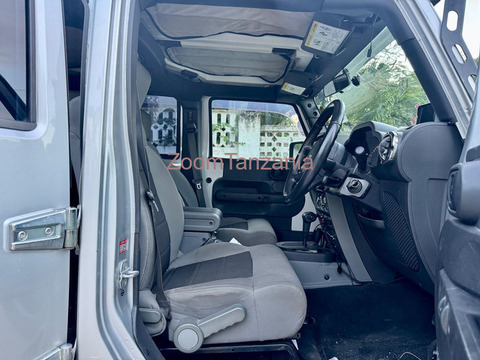 Jeep wrangler.      2010 - 2/6