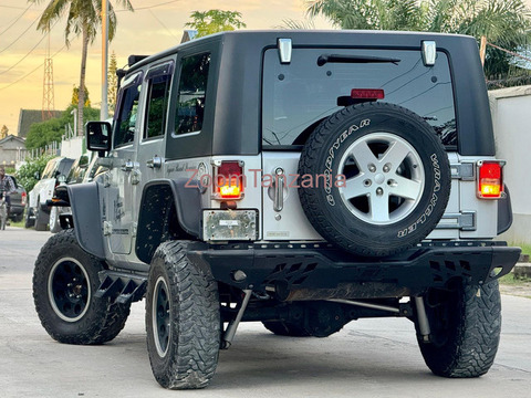 Jeep wrangler.      2010 - 3/6