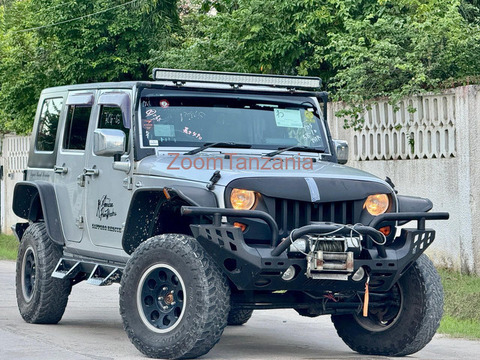 Jeep wrangler.      2010 - 4/6