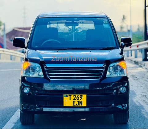 Toyota Noah new model - 2/5