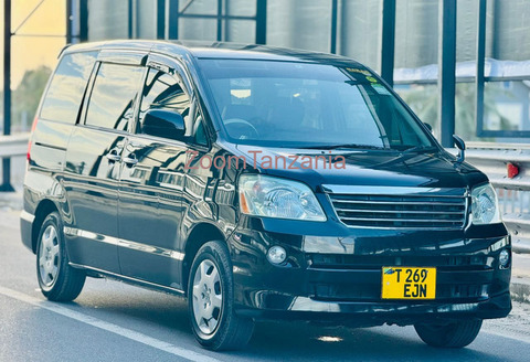 Toyota Noah new model - 3/5