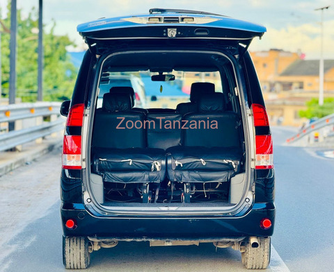 Toyota Noah new model - 4/5