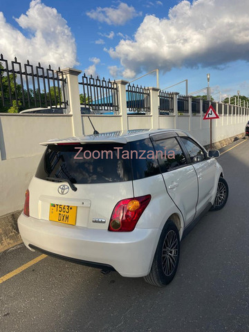 Toyota ist 2004 DX - 2/6