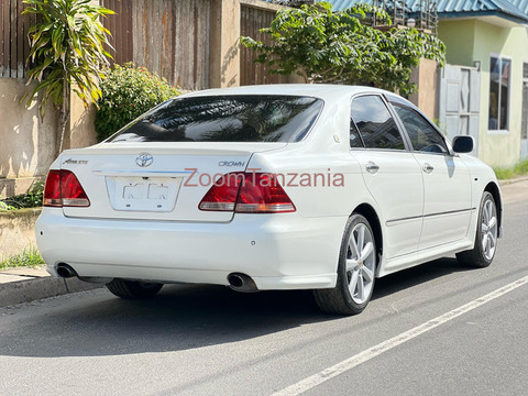 Toyota Crown Athlete DY - 3/6