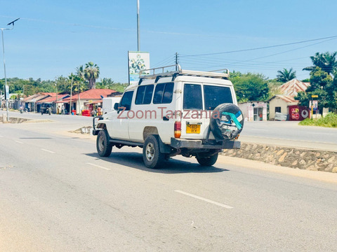 Kiwanja cha kwanza lami ( airport road ) kinauzwa pasiasi - 5/6