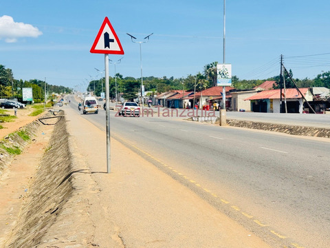 Kiwanja cha kwanza lami ( airport road ) kinauzwa pasiasi - 6/6