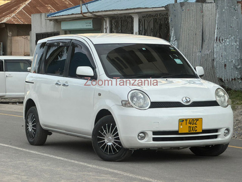 TOYOTA SIENTA - 2/6