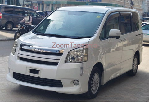TOYOTA NOAH - 2/6