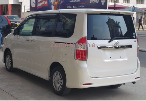TOYOTA NOAH - 4/6