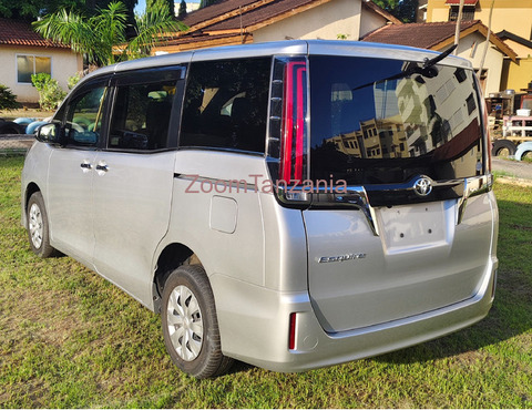 2018 Toyota Esquire - 3/6