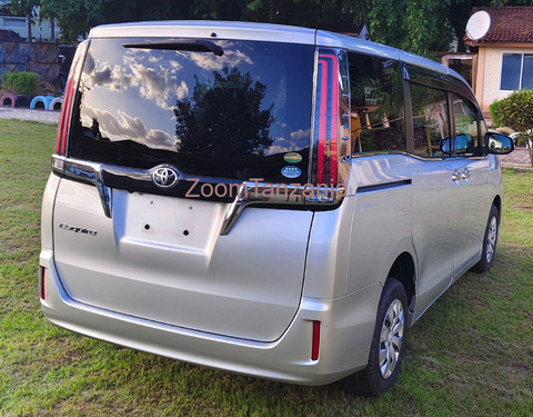 2018 Toyota Esquire - 4/6
