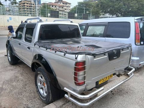 Nissan  hardbody.        2004 - 3/6