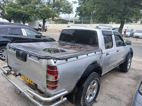 Nissan  hardbody.        2004 - 5/6