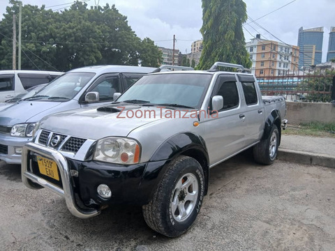 Nissan  hardbody.        2004 - 6/6