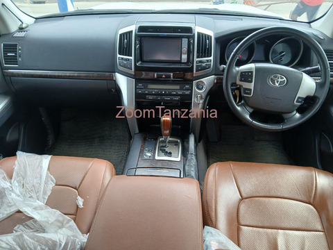 TOYOTA LANDCRUISER 200 - 6/6