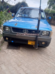 Hilux.          2002