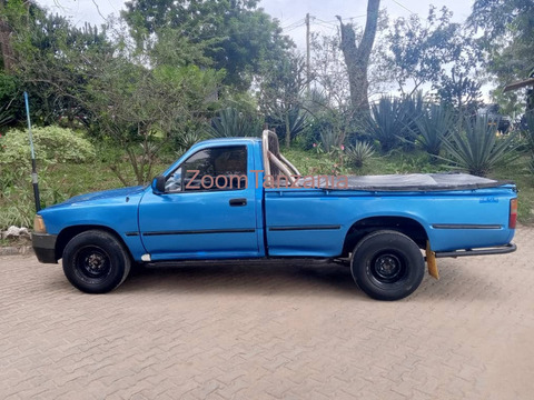 Hilux.          2002 - 4/6