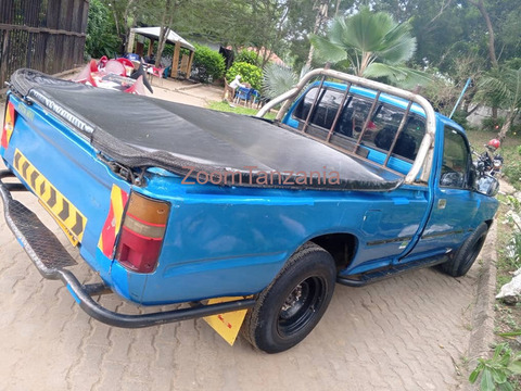 Hilux.          2002 - 6/6