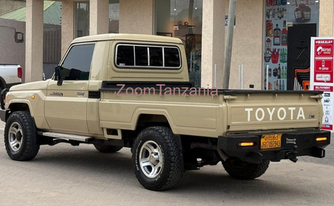 Toyota Land Cruiser Single Cabin Pickup - 3/4
