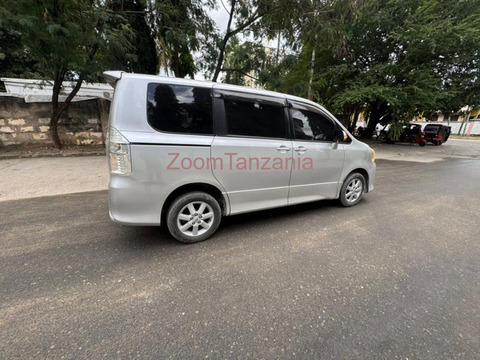 Toyota Noah - 3/6