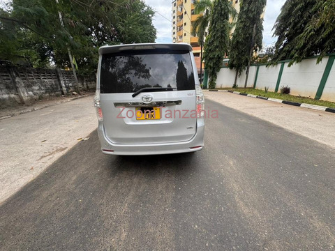 Toyota Noah - 4/6
