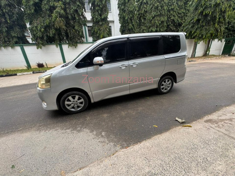 Toyota Noah - 5/6