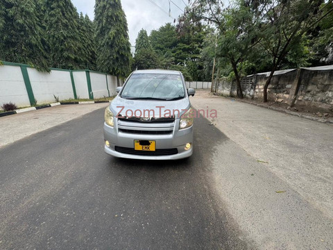 Toyota Noah - 6/6