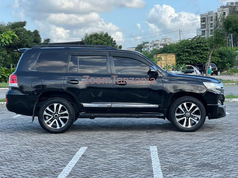 Land cruiser V8 nzuri sana tshs:85,000,000/= - 3/4