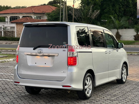 Noah new model nzuri tshs:22,500,000/= - 3/4
