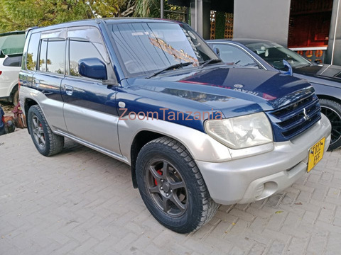 Pajero io.     2005 - 4/6